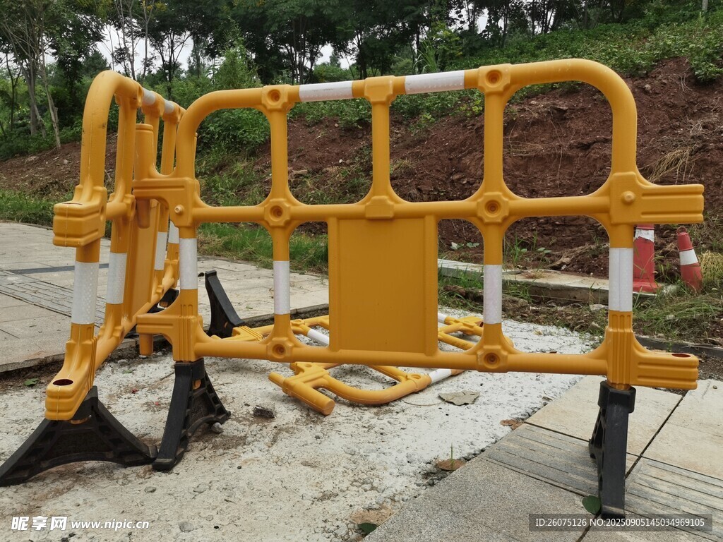 黄色道路施工护栏
