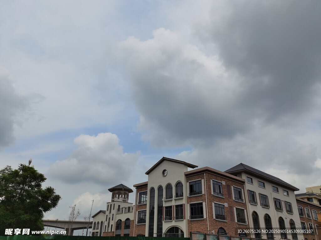 欧式建筑与天空中的云朵
