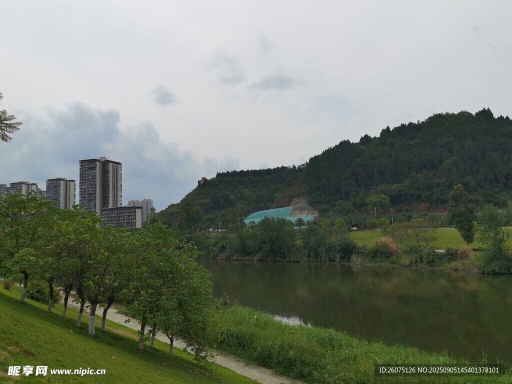 城市河畔自然风光美景