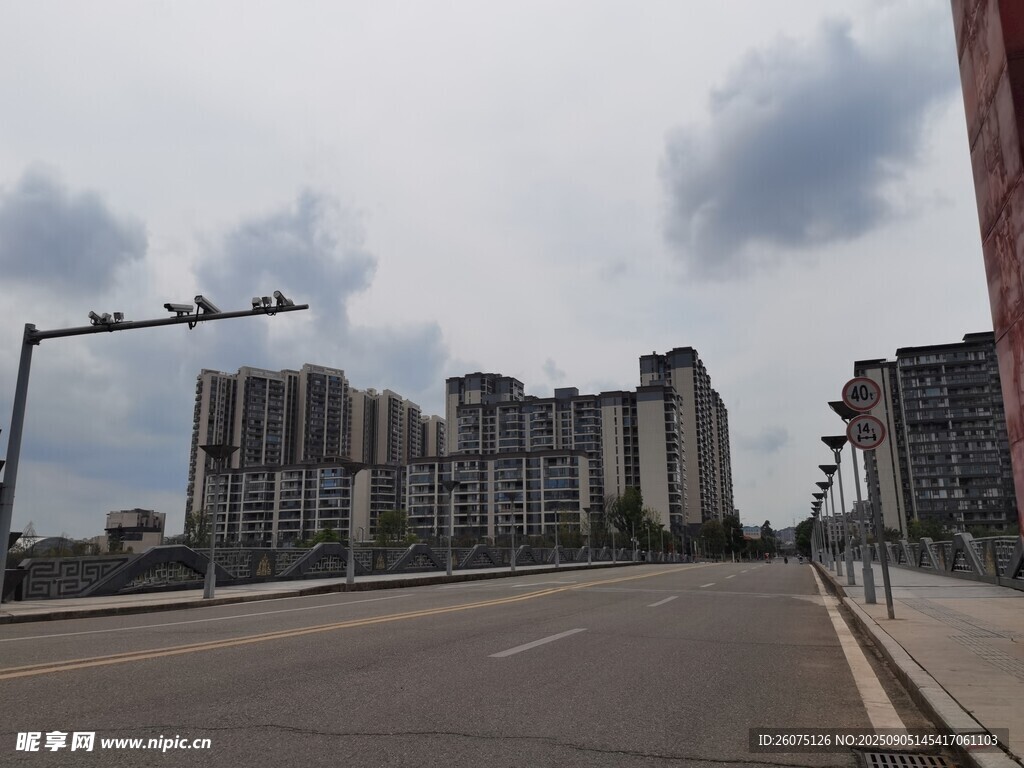 城市道路旁的高楼景观