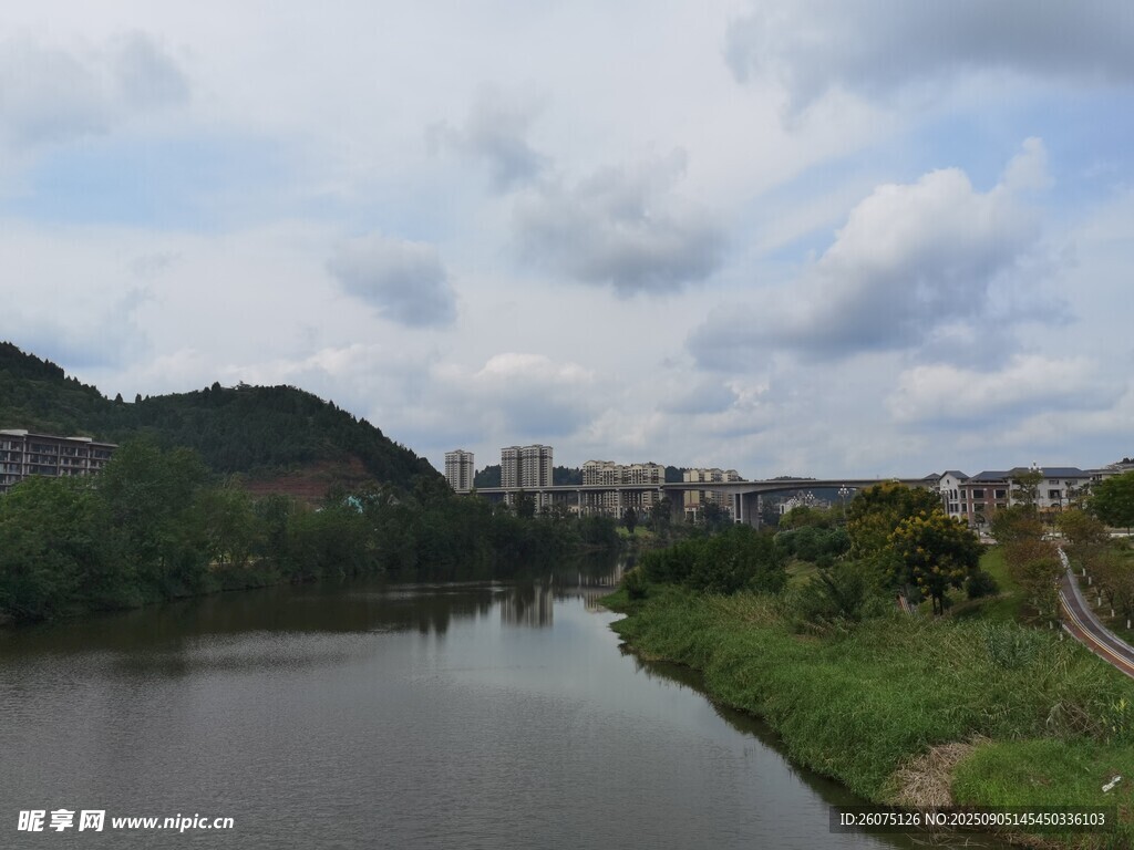 河畔风光远山近水景色美