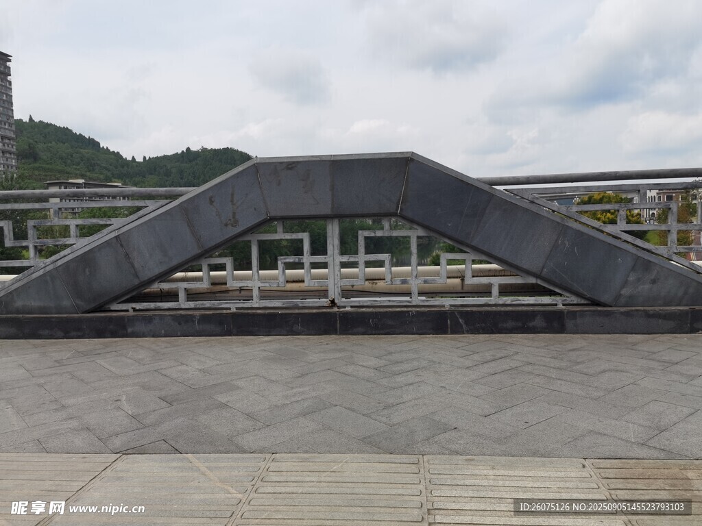 弧形石桥横跨开阔地面