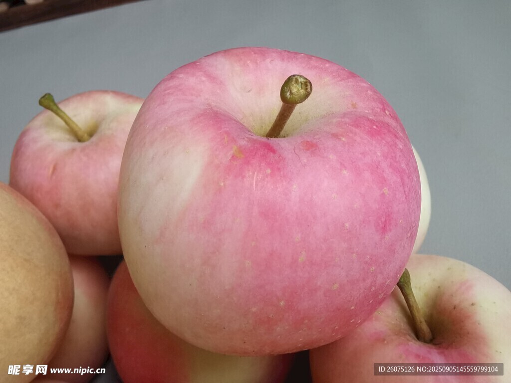 粉嫩多汁的新鲜苹果