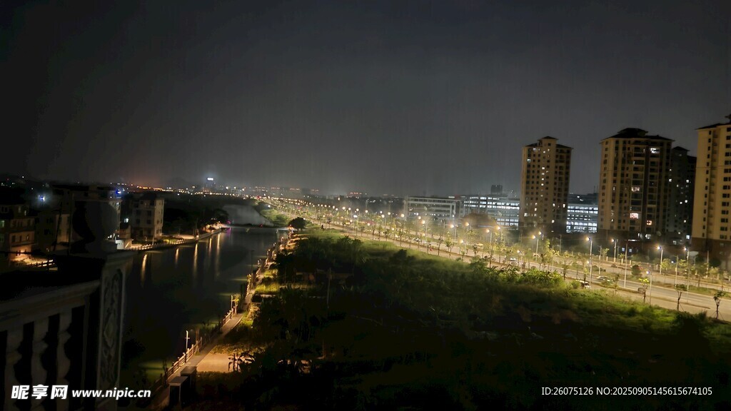 城市夜间河畔风光