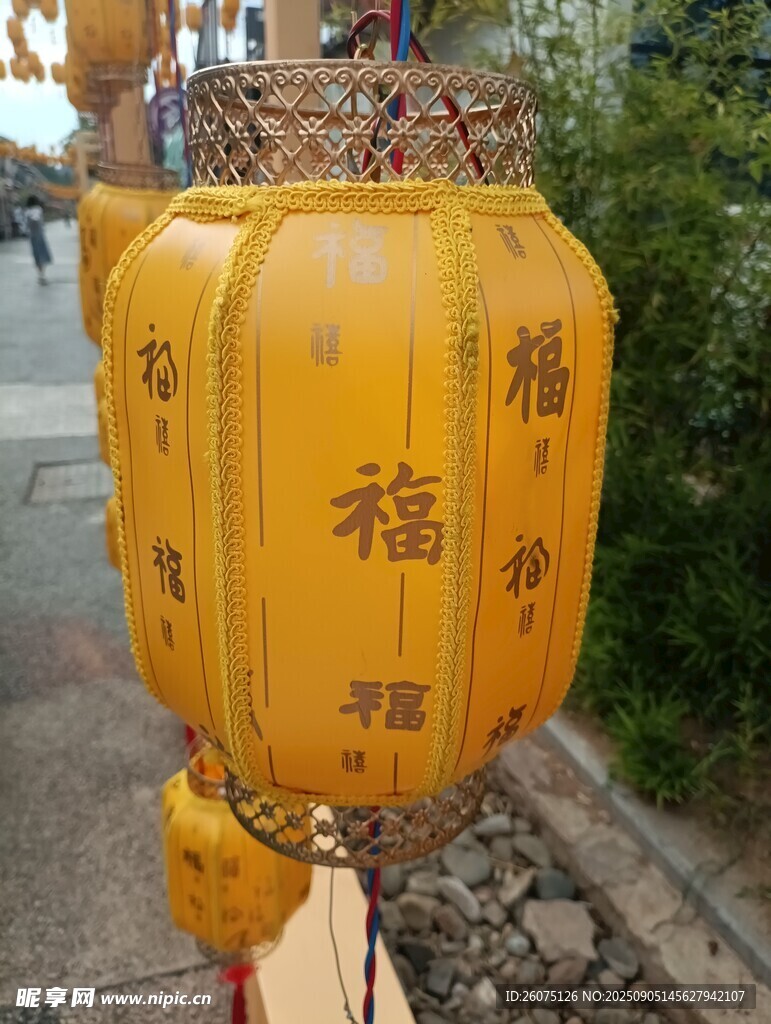 中式古典福字灯笼悬挂