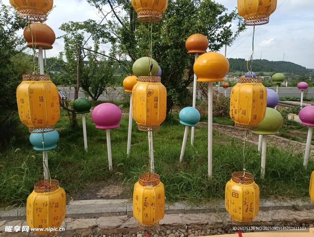 黄色灯笼悬挂于户外场景