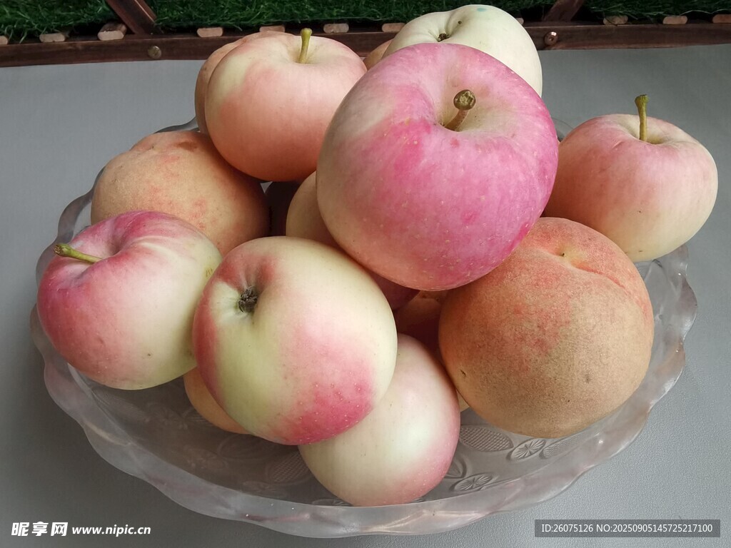 盘中粉嫩水蜜桃与苹果