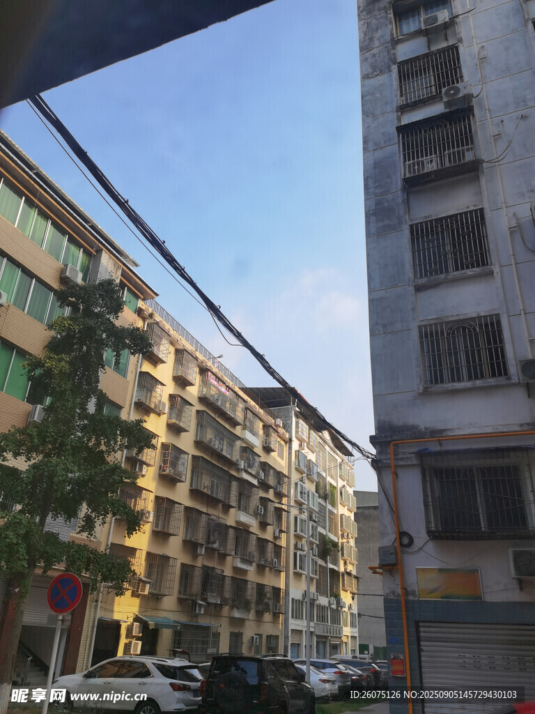 城市街道两旁的居民楼