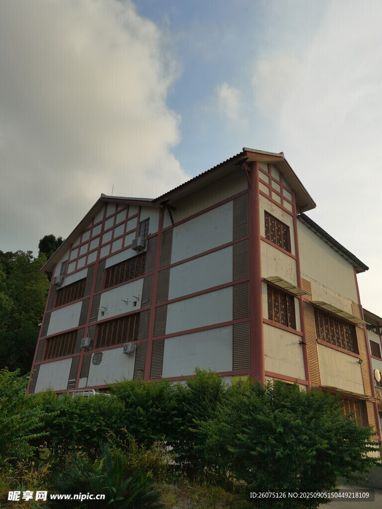 多层中式建筑旁绿植环绕