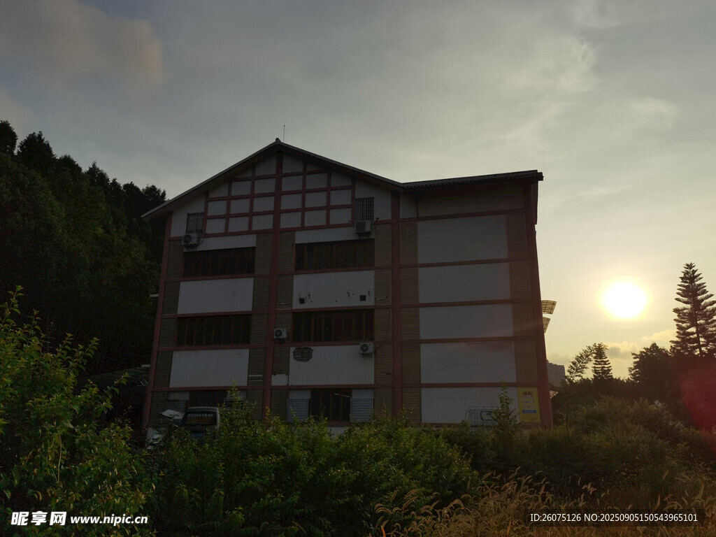 夕阳下的多层建筑