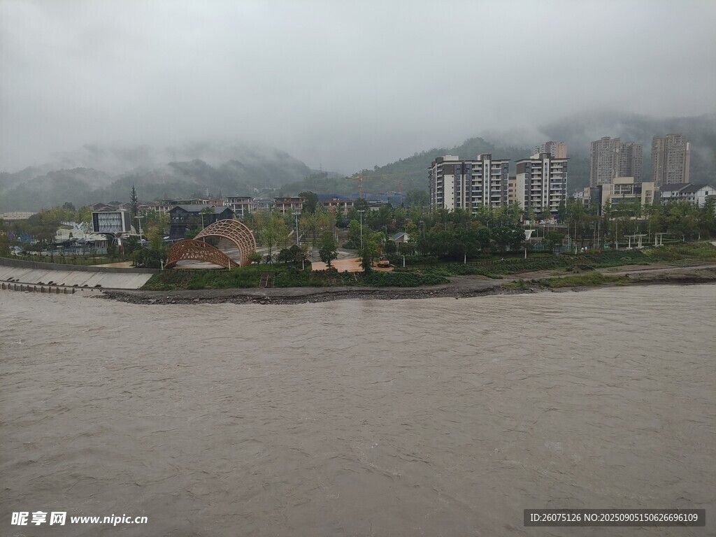 江边城市暴雨后河道景观