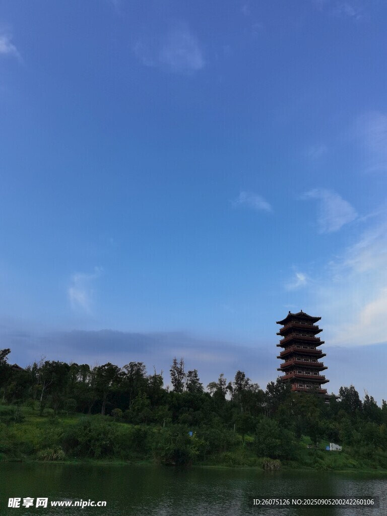 湖畔古塔映蓝天