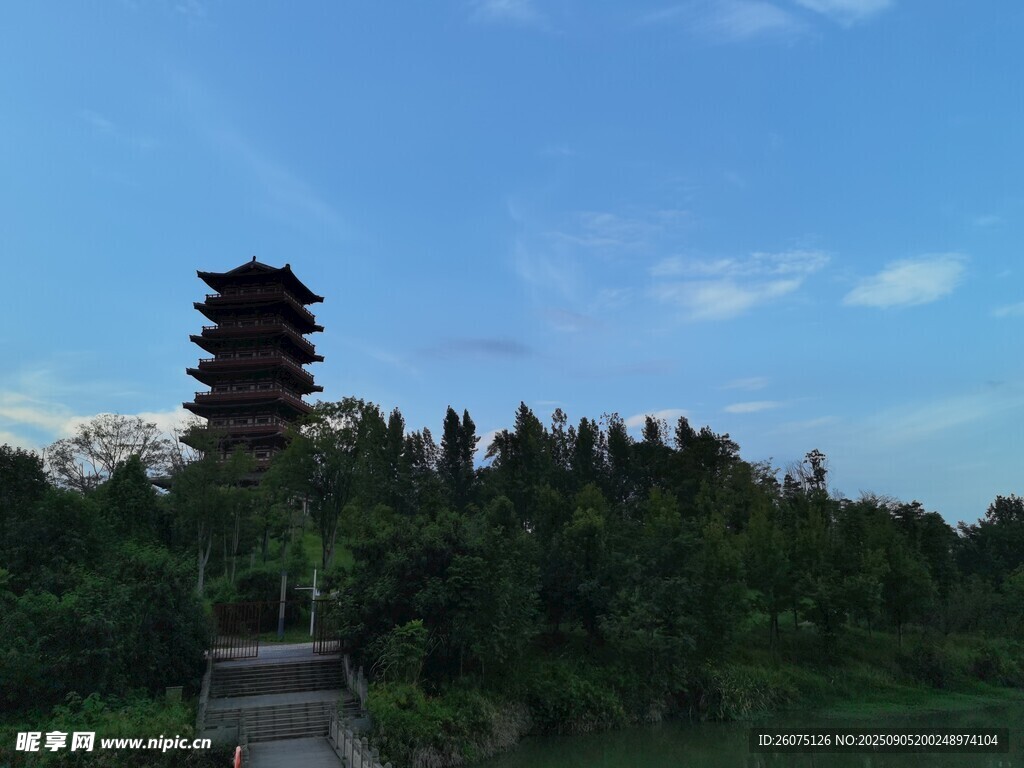 湖畔宝塔映蓝天
