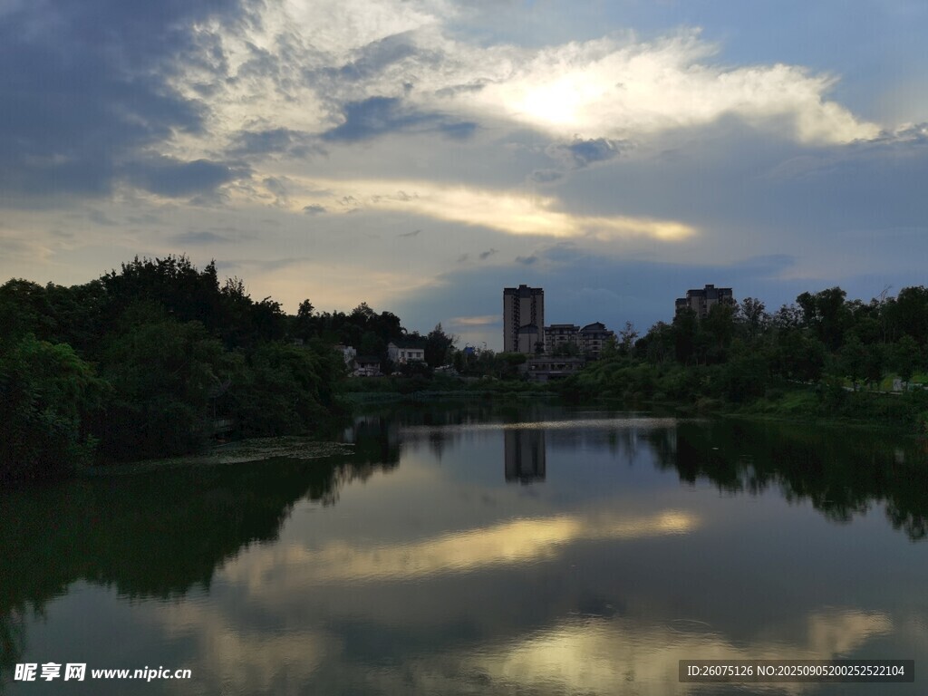 湖畔黄昏美景