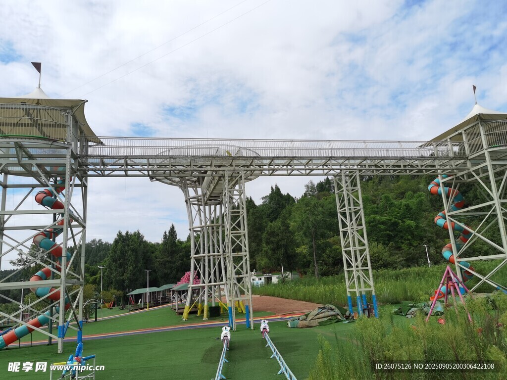 户外搭建的金属结构装置