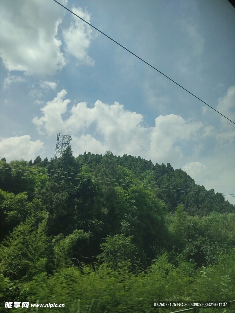 青山绿树间的蓝天白云