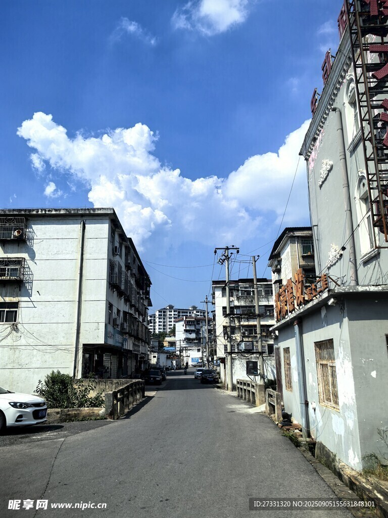 宁静街道旁的低矮建筑群