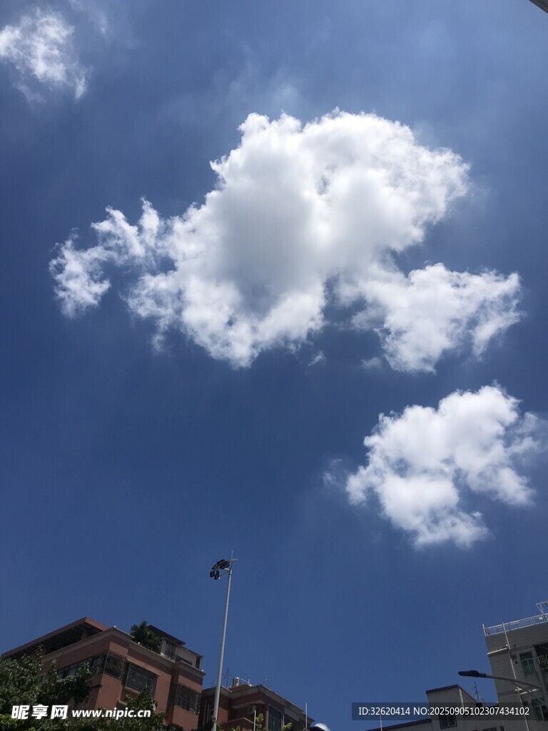 蓝天白云下的城市一角
