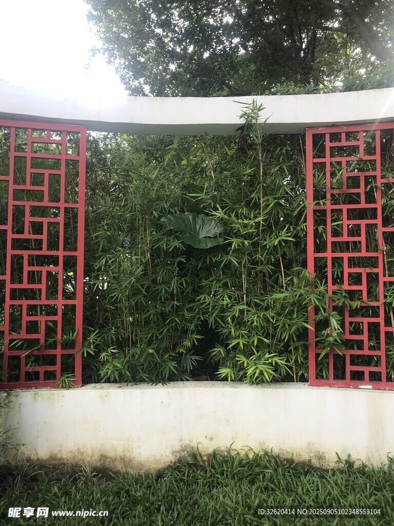 中式红格窗后的绿意景致