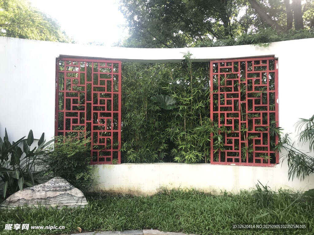 中式镂空墙下的绿植景致