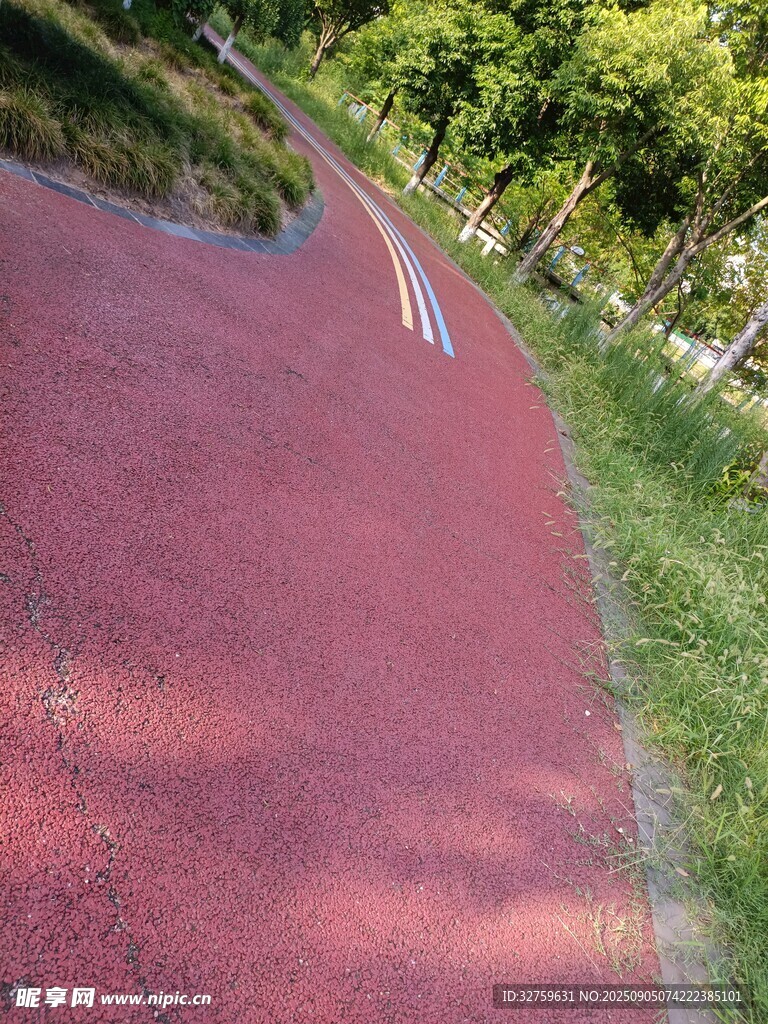 红色步道旁的绿意风景