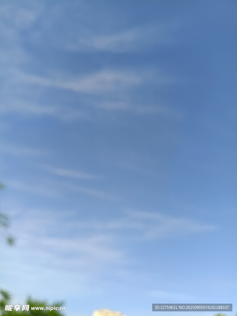 晴朗蓝天与稀疏白云