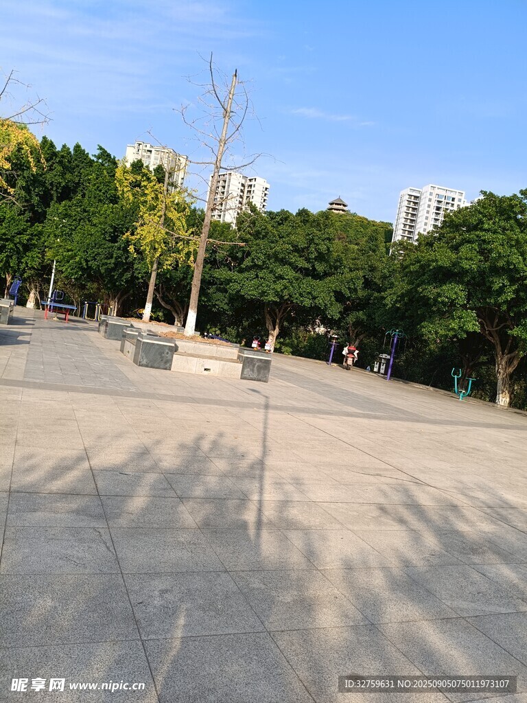 城市广场的开阔休闲空间