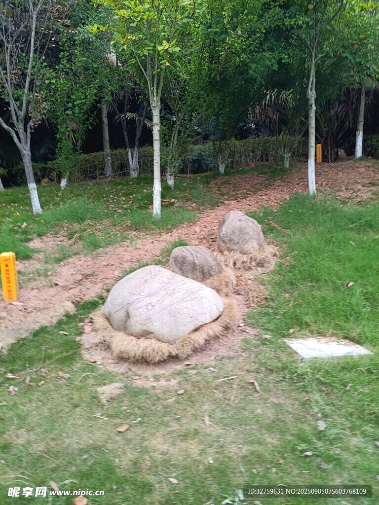 户外草坪上的大石景观