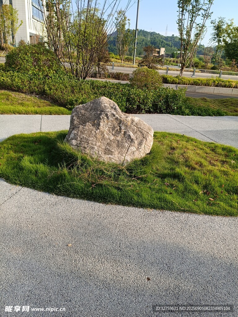 草坪巨石景观