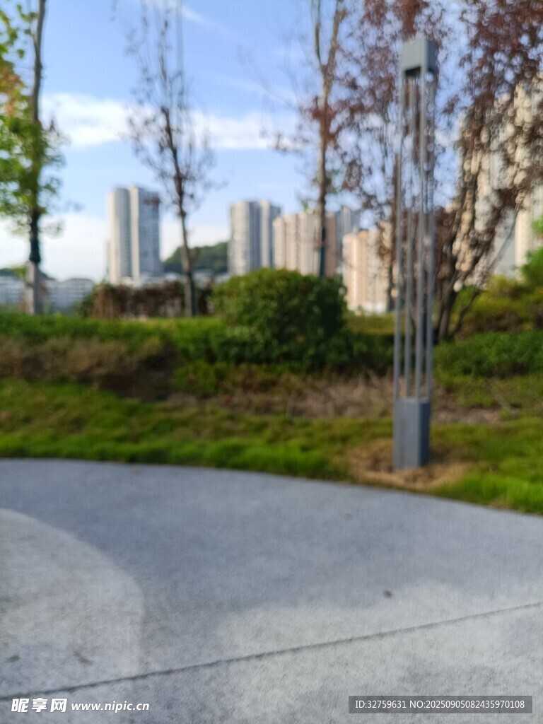 城市中静谧的弯曲步道