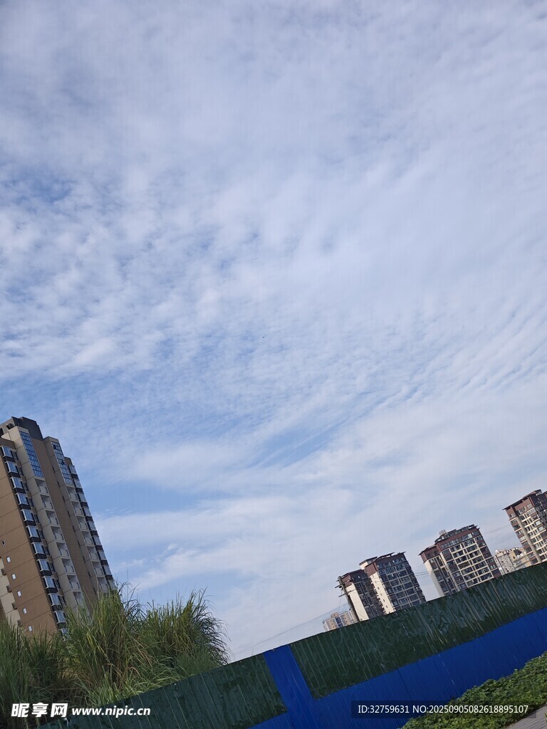 城市高楼与蓝天景观