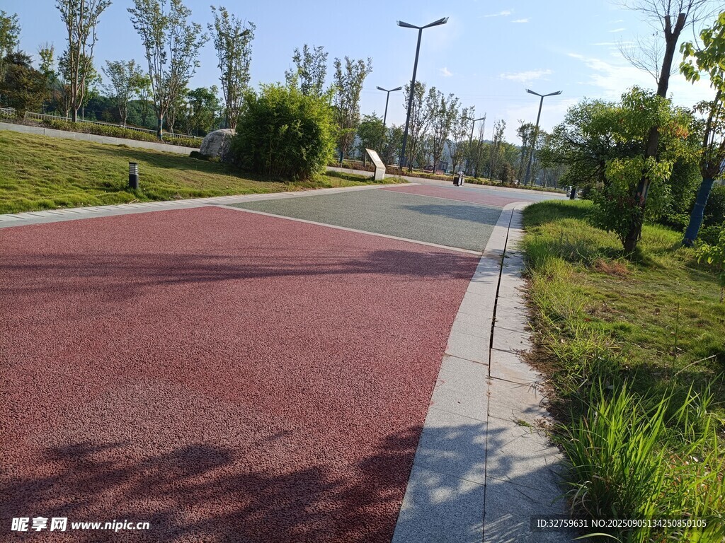 红色步道旁的绿意景观
