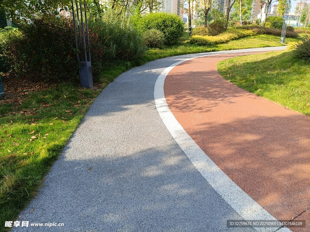 蜿蜒彩色步道