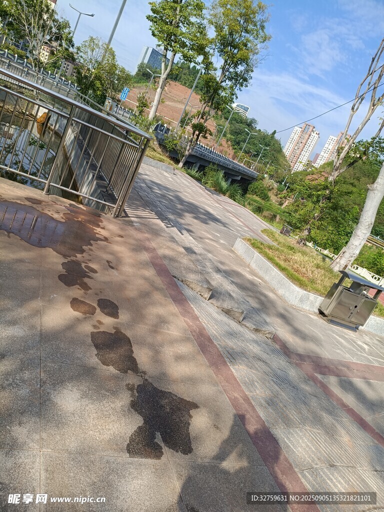 城市公园中的多彩步道