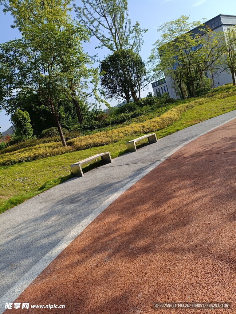 城市中的彩色休闲步道