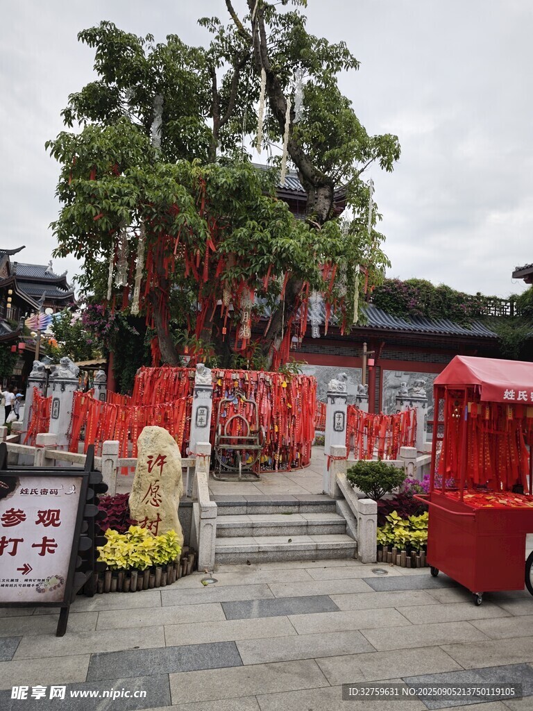 古寺前的祈福与传统布置