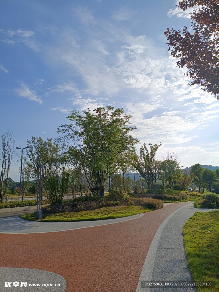 城市公园中的优美休闲步道