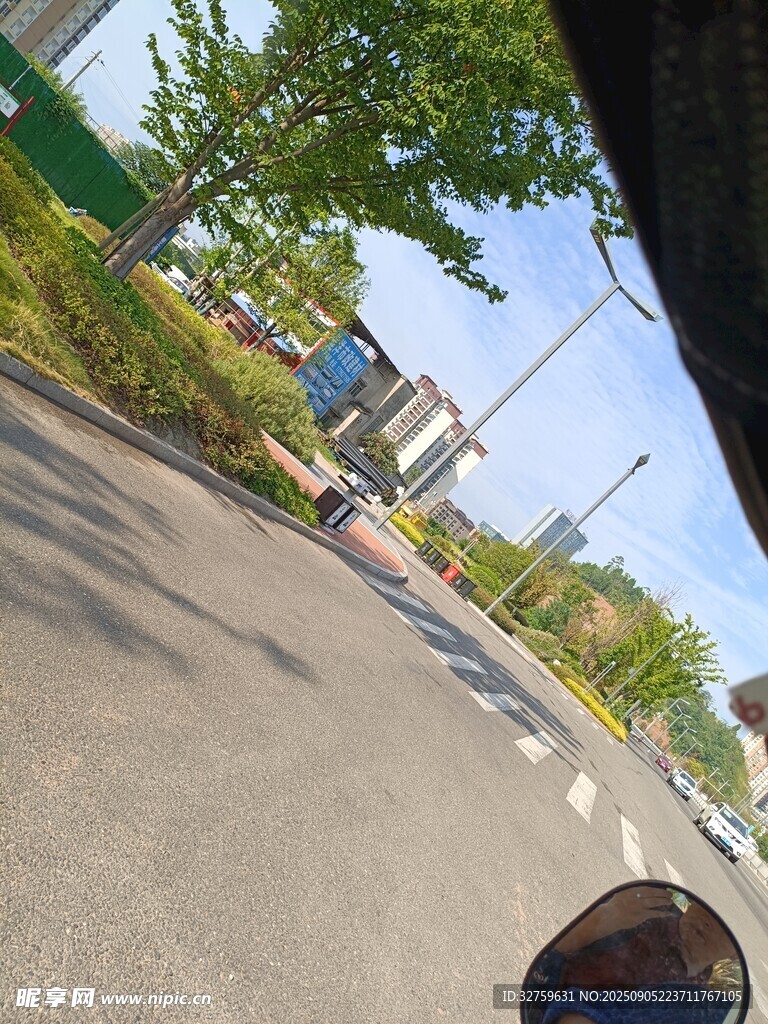 车内视角看户外道路景象