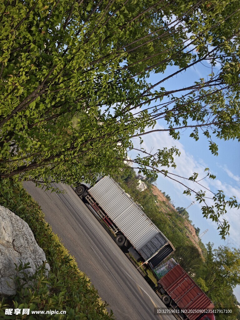 山间公路上行驶的载货卡车