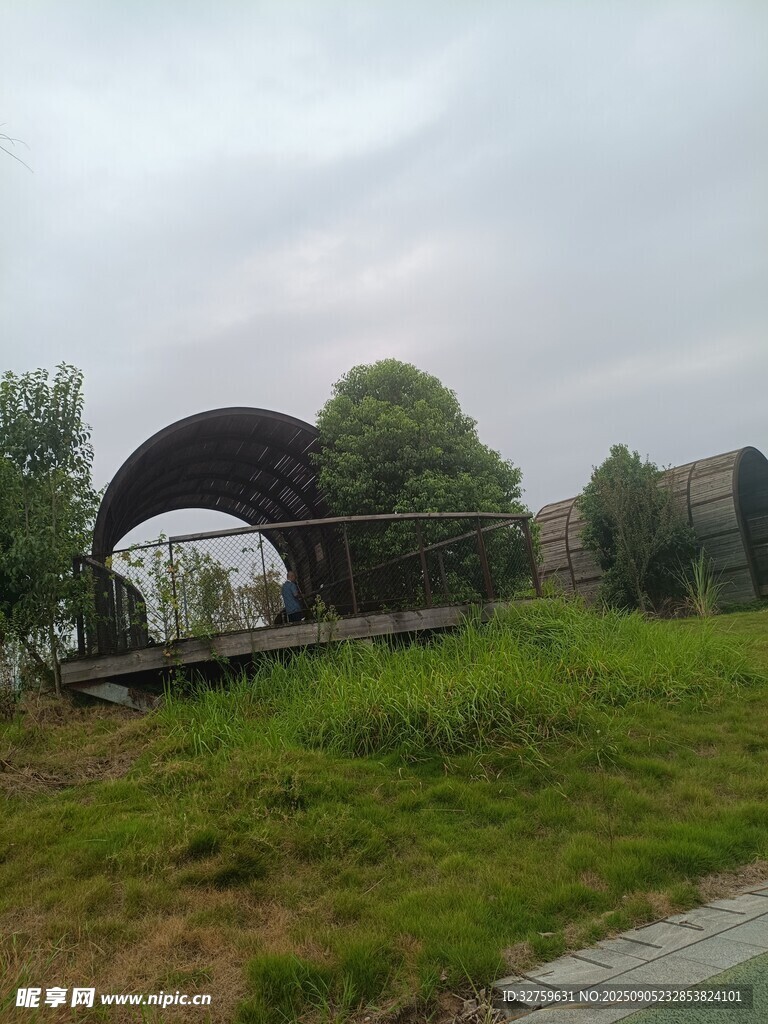 户外拱形建筑旁的草地