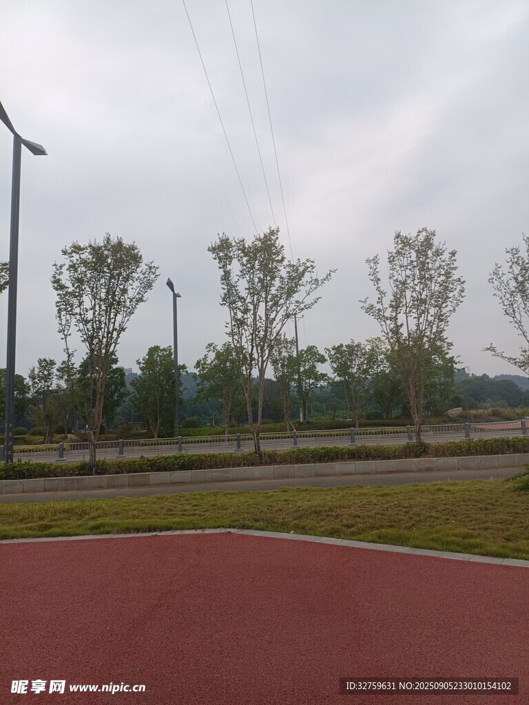 户外红色跑道与绿树景观