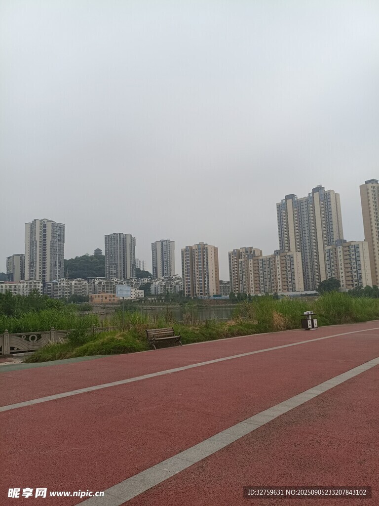 城市中开阔的红色步道景观
