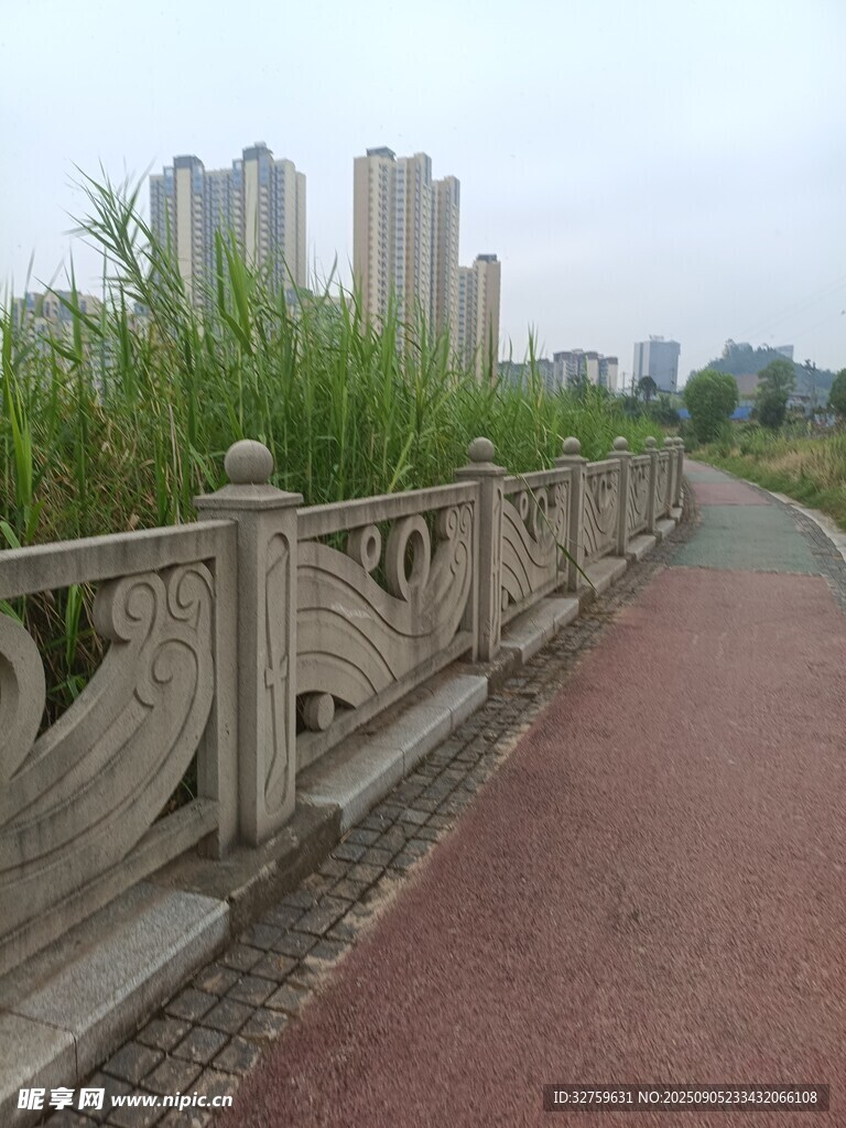 城市步道旁的雕花护栏景观