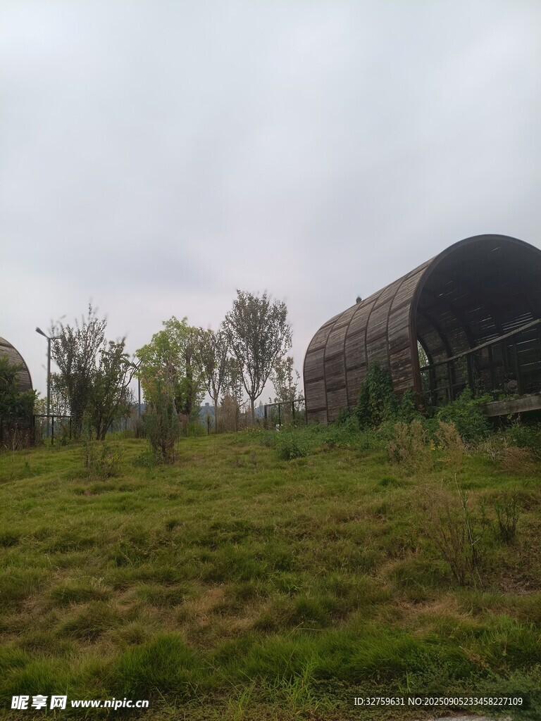 田野中的弧形建筑