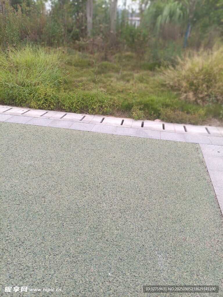 户外绿色透水地面景观