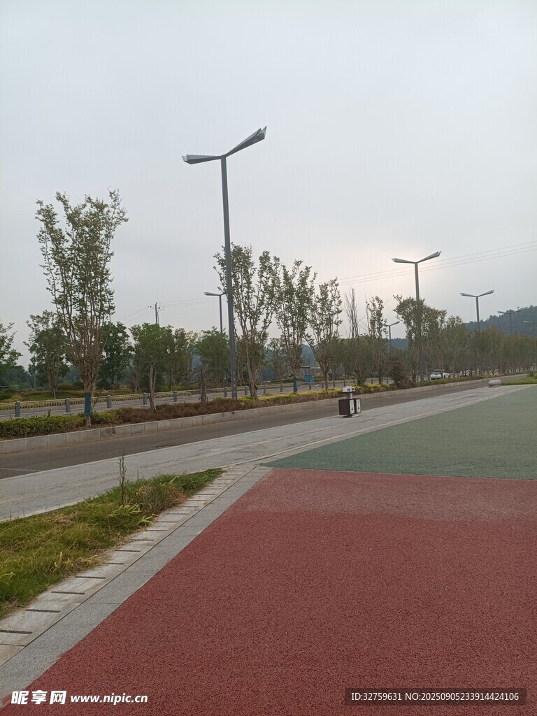 城市彩色步道与路灯景观