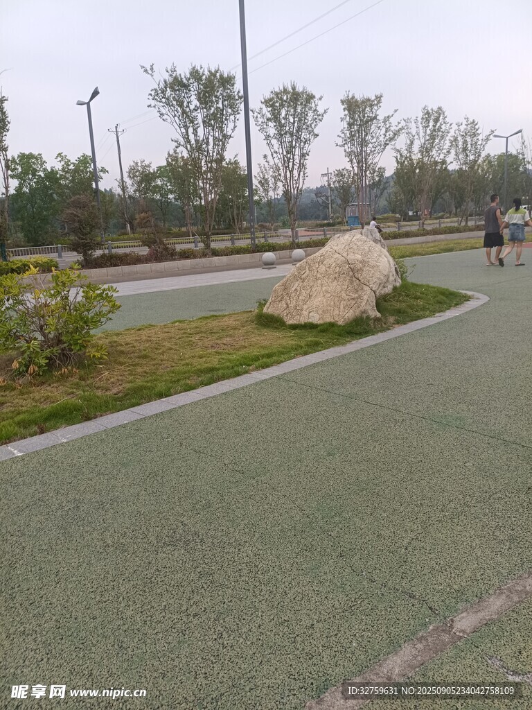 公园中的巨石与绿植小道