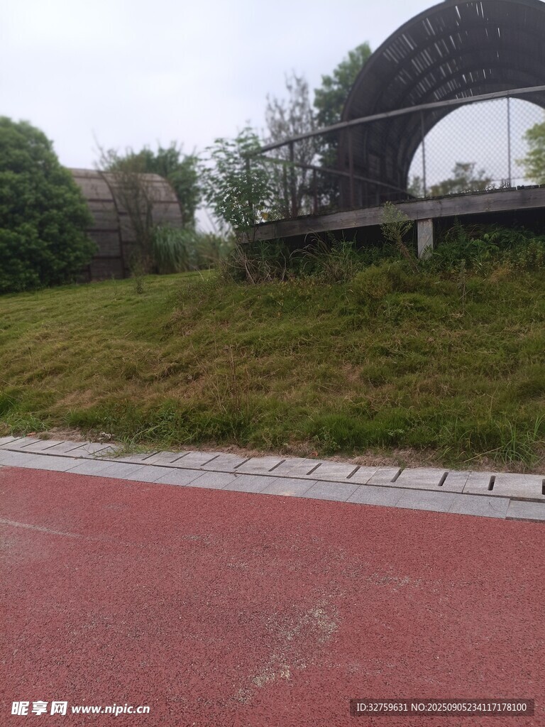 户外红色步道与周边景致