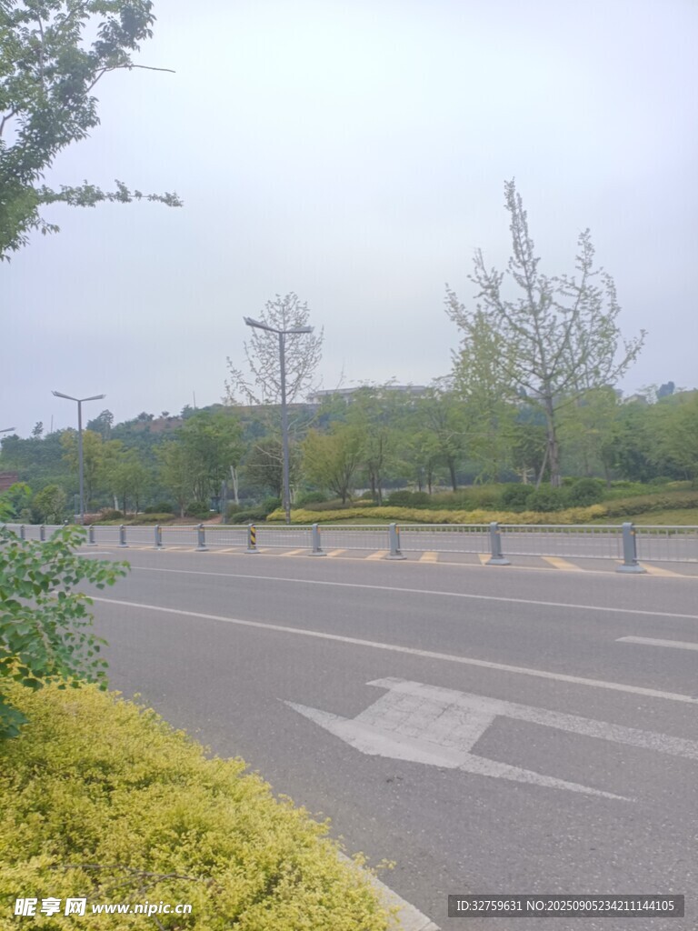空旷道路与周边绿化景观