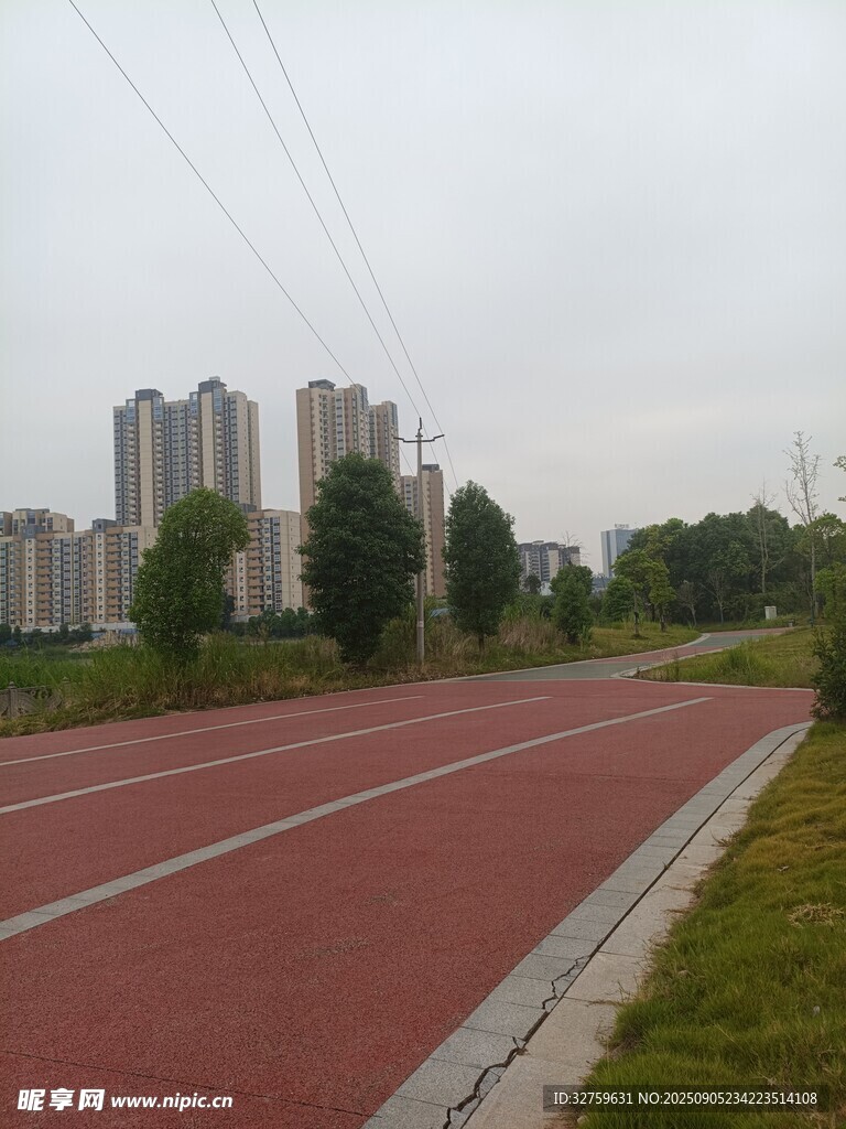 城市中的红色塑胶跑道